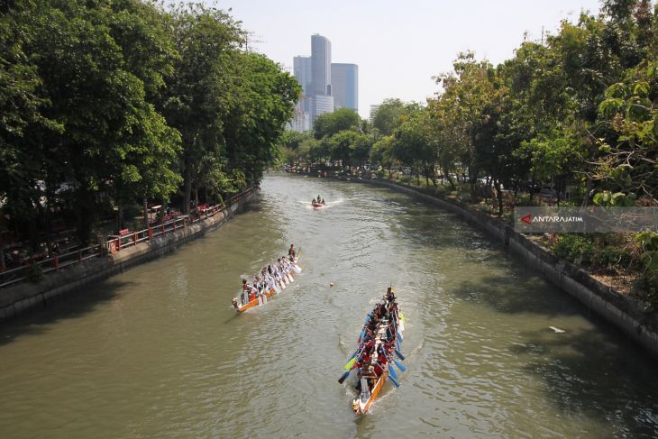 Lomba Dayung Perahu Naga