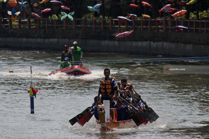 Lomba Dayung Perahu Naga