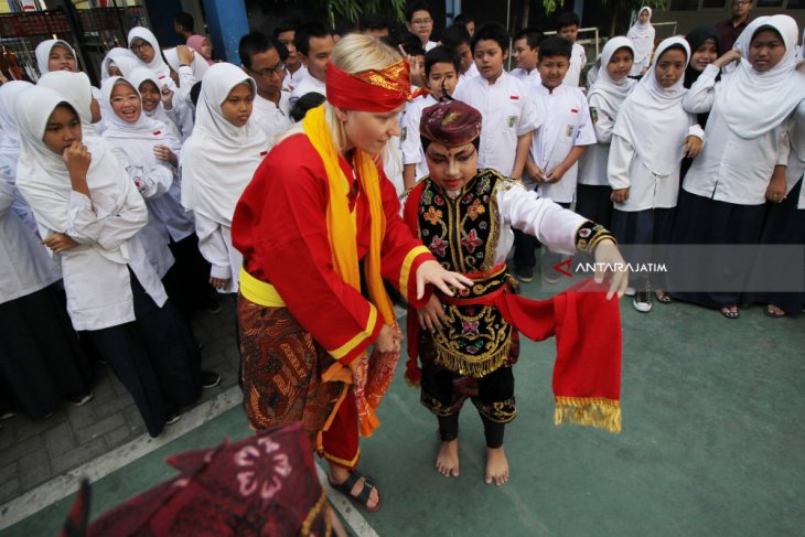 Mahasiswa Asing Belajar Tari Remo