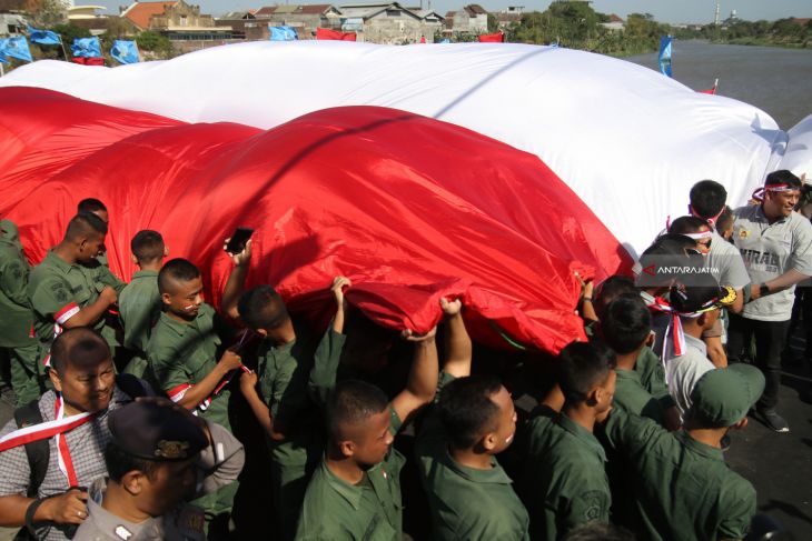 Mengarak Merah Putih Raksasa