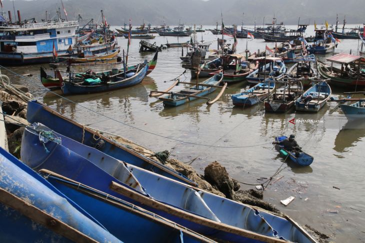 Nelayan Pantai Popoh Tidak Melaut