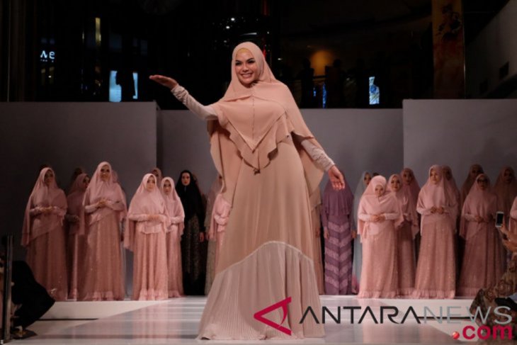 Untuk pertama kali, Nikita Mirzani kenakan busana syar'i