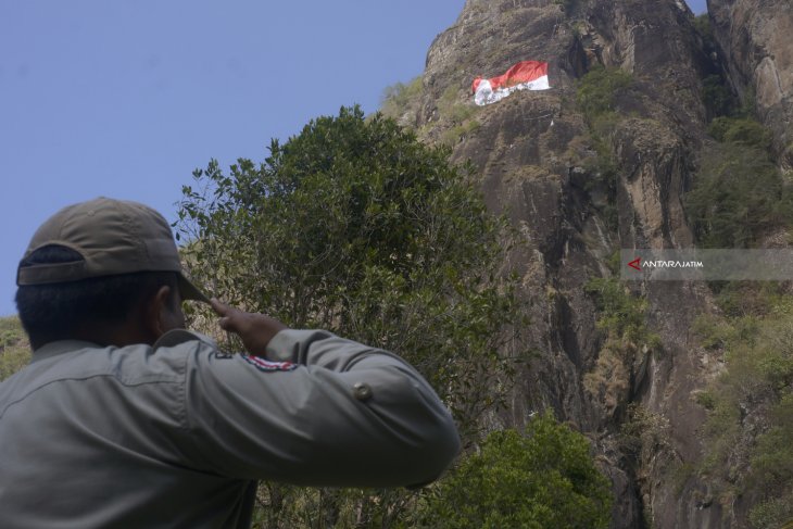 Pengibaran Bendera Di Gunung Sepikul