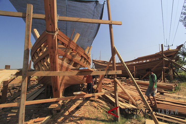 Perajin perahu tradisional