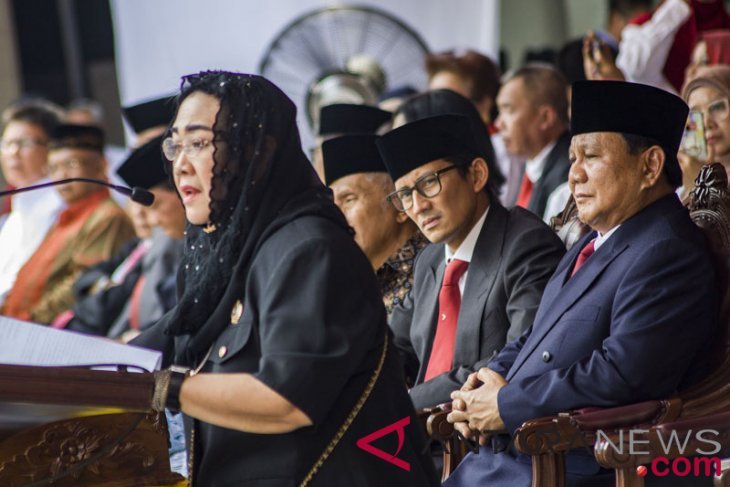 Prabowo-Sandi Upacara Di UBK