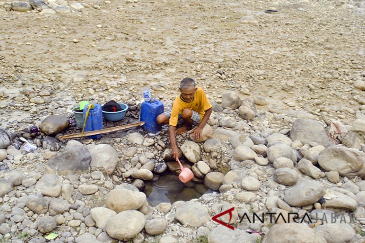 Warga manfaatkan air dasar sungai Cipamangkis