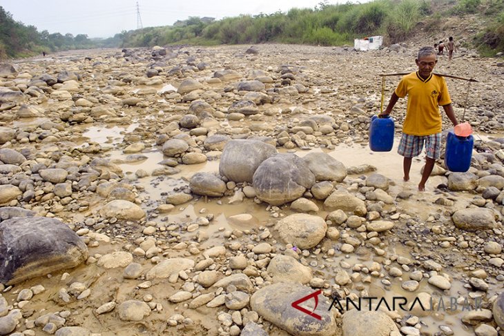 Warga manfaatkan air dasar sungai Cipamangkis