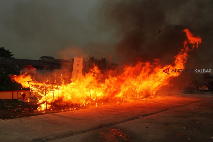 Tradisi Bakar Kapal Arwah