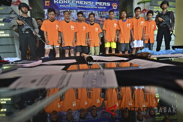 Penangkapan begal geng motor