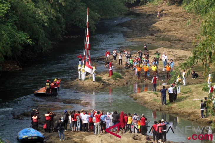 Upacara Bendera Di Sungai Ciliwung