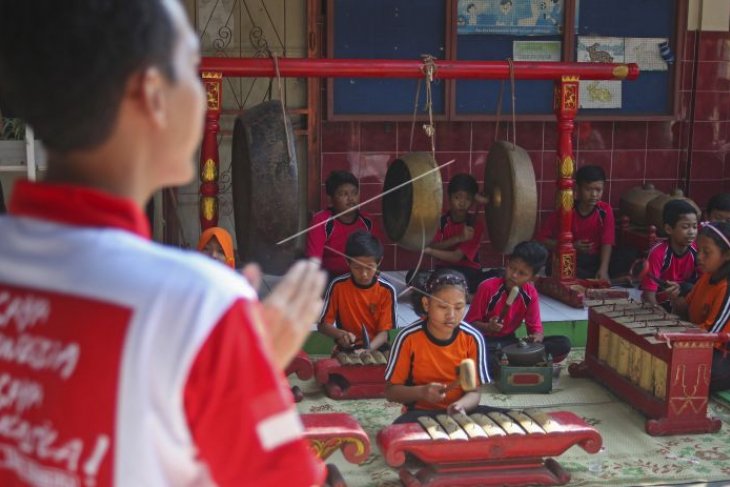 Siswa belajar musik gamelan