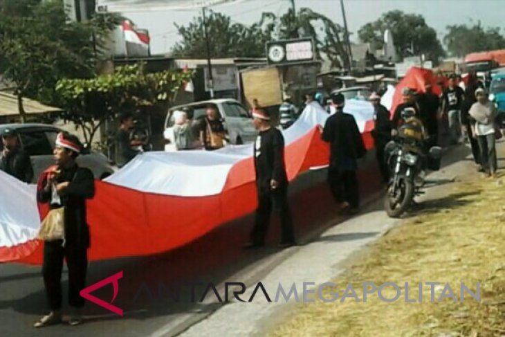 Bendera merah putih raksasa diarak di Rengasdengklok