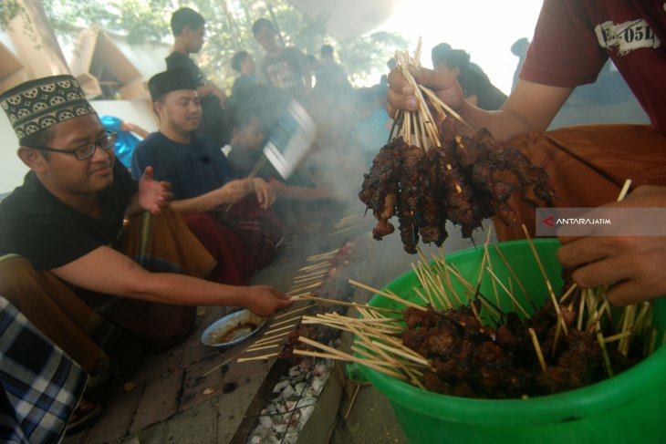 Santri Tebuireng Bakar Sate