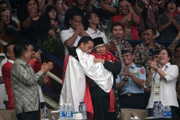Jokowi dan Prabowo berpelukan di Asian Games