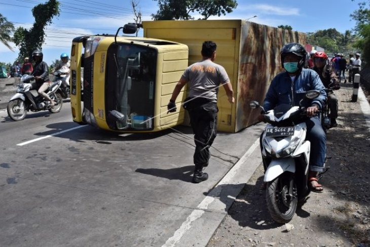 Kecelakaan truk terguling