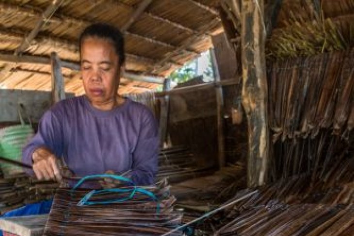 Kwerajinan atap daun kelapa