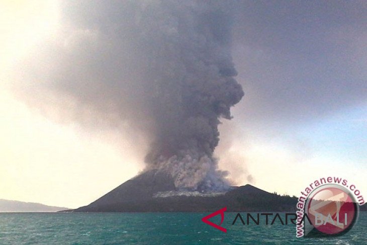 Gunung Anak Krakatau lontarkan lava pijar