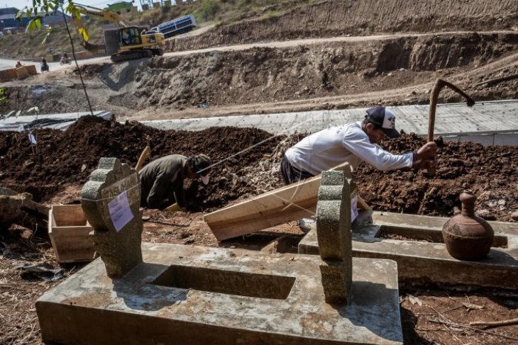 Pemindahan makam terdampak proyek jalan tol