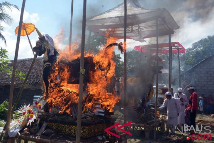 Ngaben massal di Gianyar