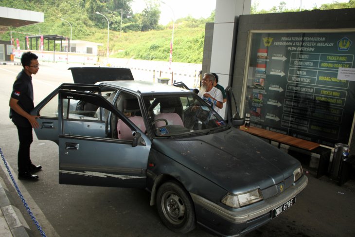 Pemeriksaan kendaraan di PLBN Entikong