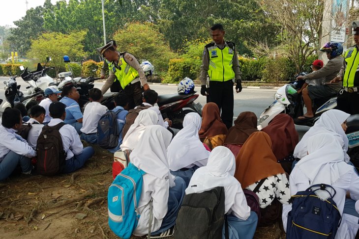 Polisi Tertibkan Aksi Konvoi Pelajar
