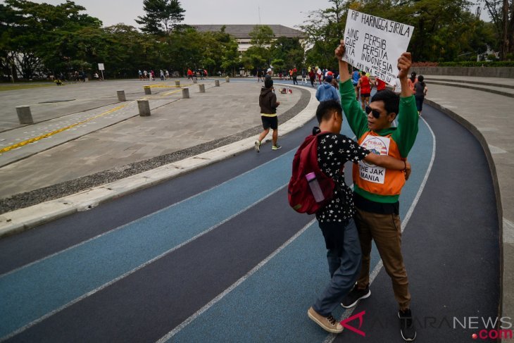 Aksi Damai Suporter Indonesia