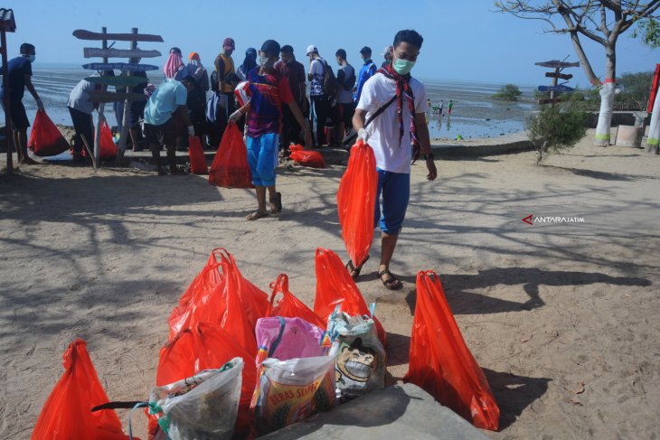 Bersihkan Pantai Wisata