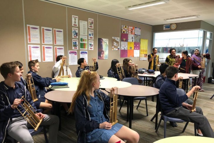 Consulate general promotes Indonesian at Australian school
