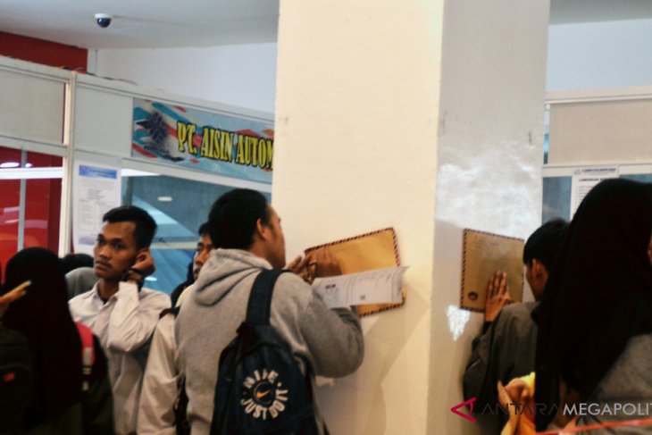 Ribuan pencari kerja padati bursa kerja Karawang