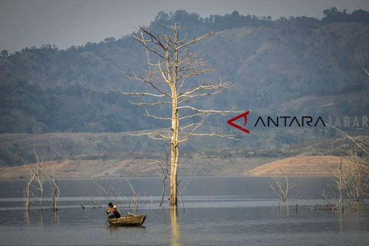 Debit air waduk Jatigede menurun