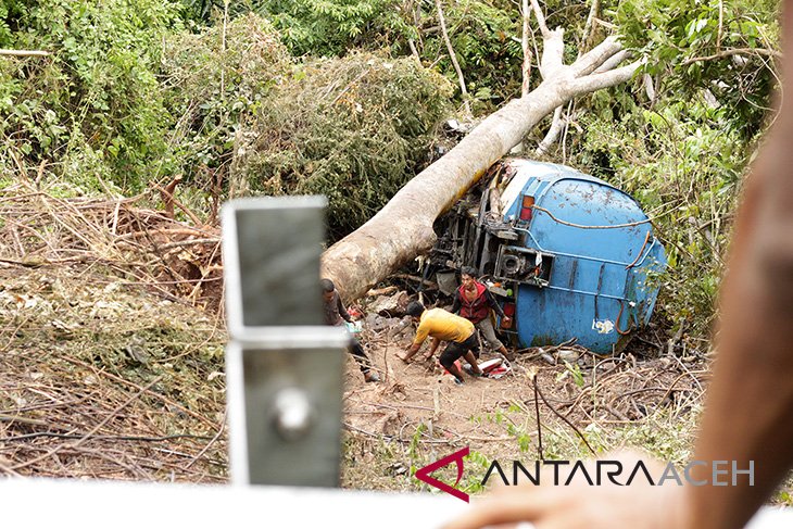 Evakuasi truk CPO masuk jurang