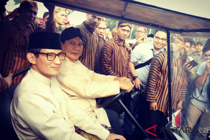 Prabowo, Sandiaga wear traditional attires during Peace Declaration