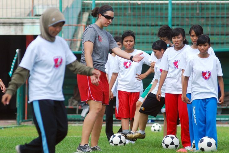 Indonesian women`s soccer team beats Palestine 2-1