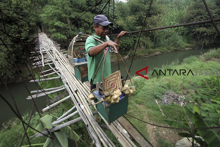 Jembatan gantung rusak