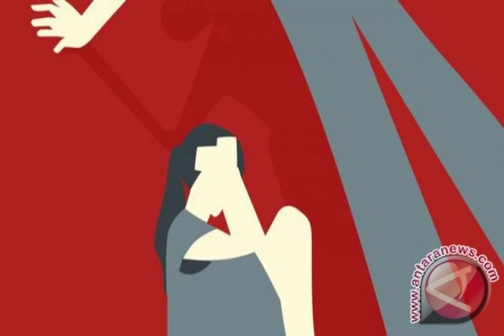 Seorang suami tega siram soda api ke wajah istri dan anaknya