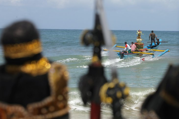 Larung Sesaji Pantai Serang