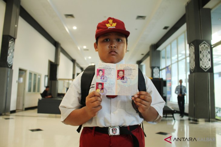 Lintasi Dua Negara Untuk Sekolah