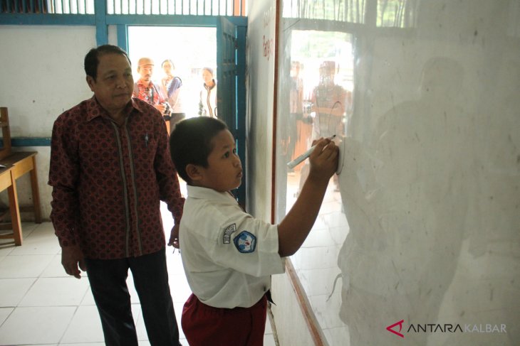 Lintasi Dua Negara Untuk Sekolah