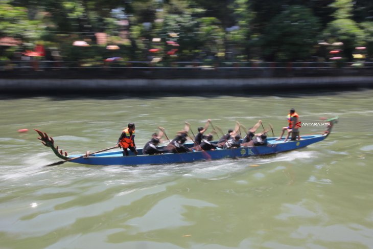 Lomba Dayung Perahu Naga