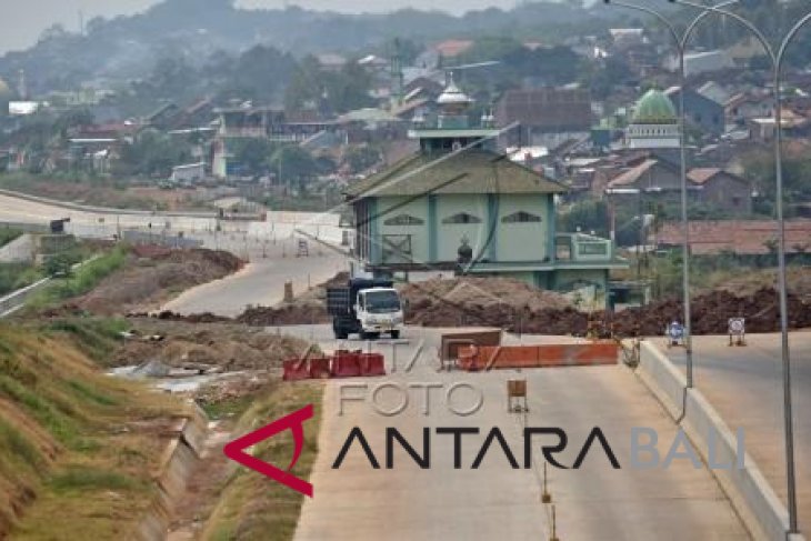 Foto - Masjid masih berdiri di tengah tol