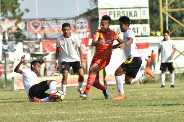 Persika Karawang kalahkan Persibat 2-1