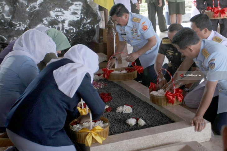 Panglima TNI Ziarah Makam Presiden Soekarno