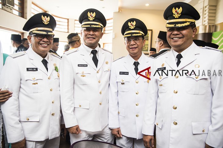 Pelantikan Bupati dan Wali Kota