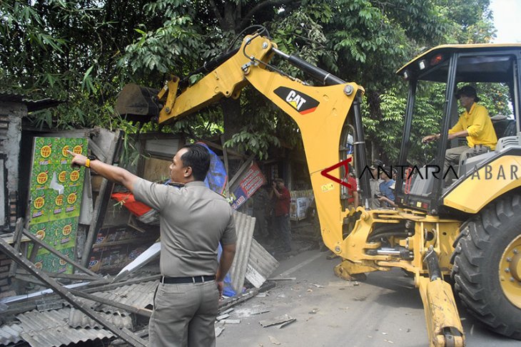 Pembongkaran kios penjual miras