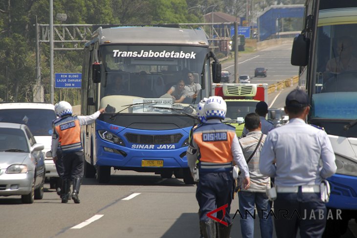 Pengecekan bus pariwisata