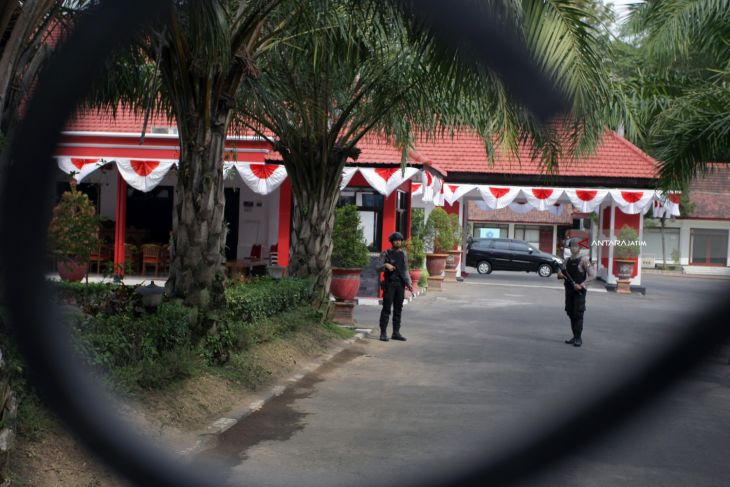 Penggeledahan Rumah Dinas Wali Kota Blitar