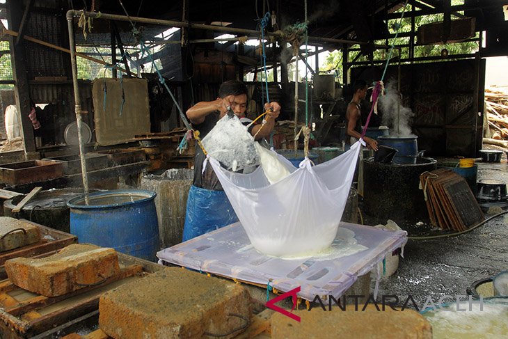 Pengrajin keluhkan kedelai impor terus naik