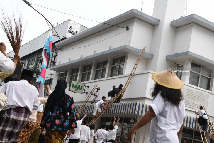 Teatrikal Peristiwa Perobekan Bendera Belanda