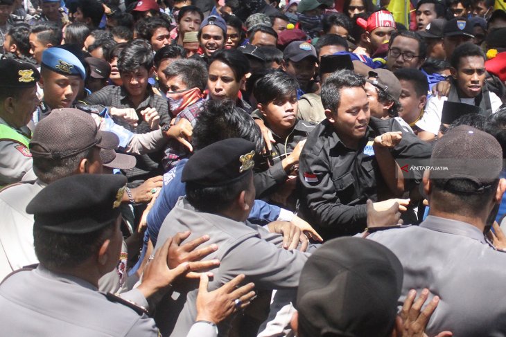 Unjuk Rasa Kekosongan DPRD Kota Malang
