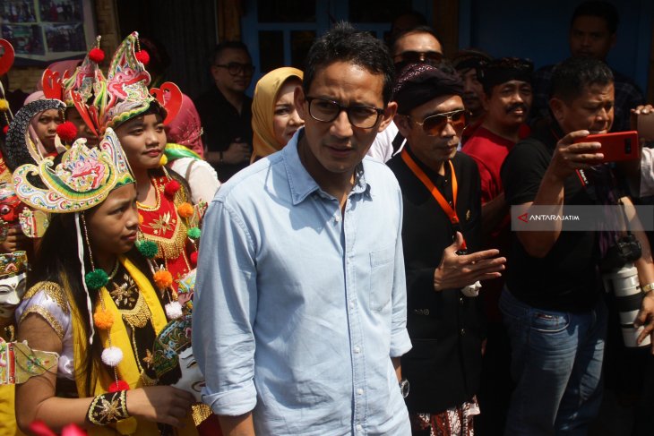 Sandiaga Uno Kunjungi Kampung Topeng